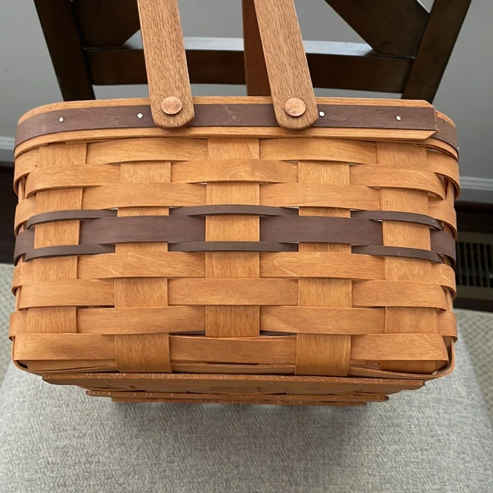 Henn Basket no cracks or splits. - Picture 9 of 11